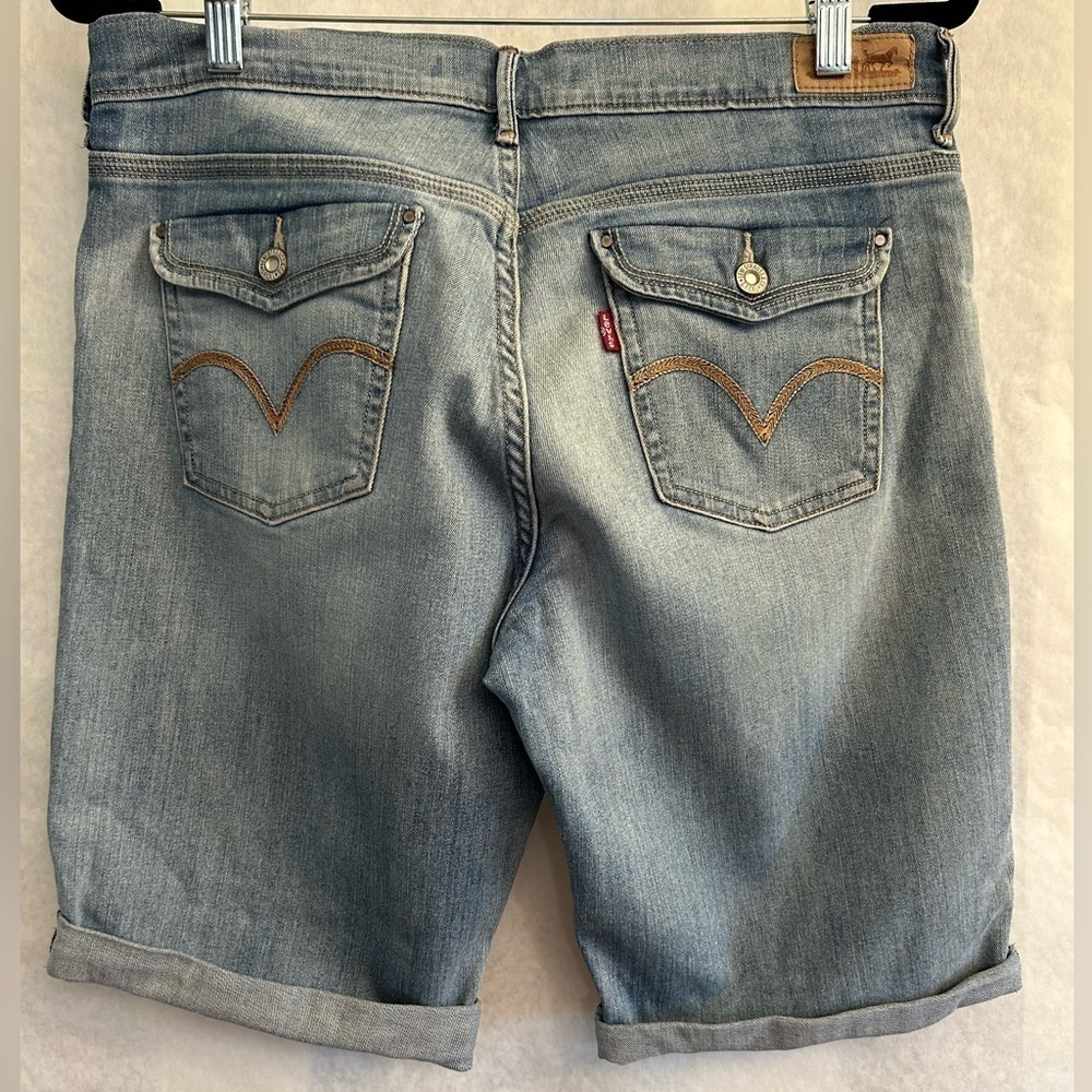 Levi’s Bermuda women’s light wash denim jean flap‎ pocket shorts Sz-8. L6
